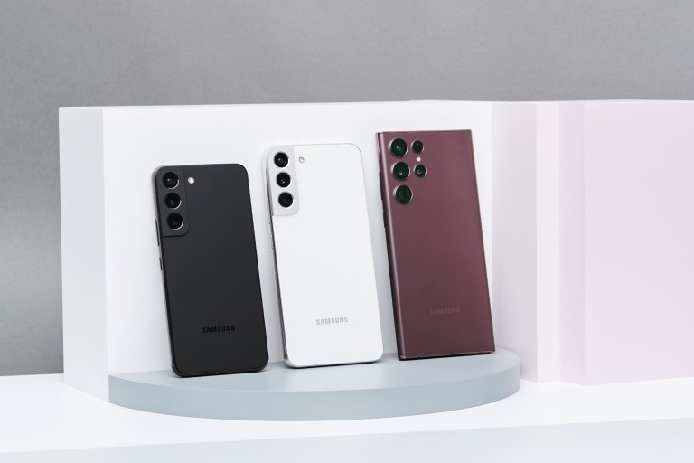 Samsung Galaxy S22, Galaxy S22+ и Galaxy Ultra в цвят Бордо. Galaxy Ultra се предлага и в Мистично черно, Мистично бяло и Зелено.