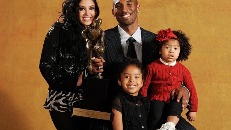 Семейството - със съпругата му Ванеса са заедно вече близо 15 години, въпреки че минаха през ада. Заради случката в Колорадо, когато 19-годишно момиче от местния хотел го обвини в изнасилване. Делото пропадна, защото тийнейджърката отказа да се яви в съда, но скандалът бе огромен. Тогава за първи път се раздели временно с Ванеса. През 2013-а бяха в развод, но отново намериха път да се съберат.