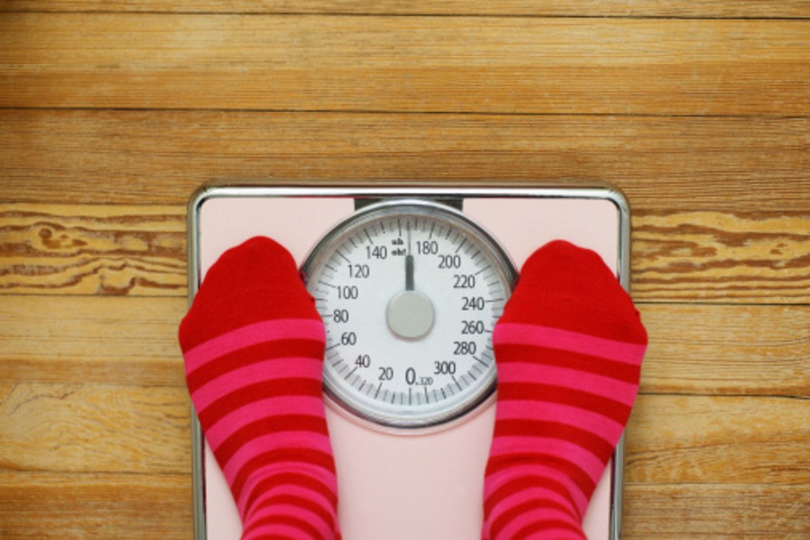 7. Проблеми с редукция и загуба на тегло
Липса на протеин в хранителен режим може да е сериозна предпоставка за загуба на мускулна маса.
Това може да доведе до временен ефект върху загубата на килограми, но много често ще има дълготрайни здравословни последици от хормонална гледна точка и/или увреждане на метаболизма. Тези последици могат да направят застоя в загубата на килограми перманентен проблем, който е труден за решаване особено ако нямате нужните знания, за да се справите. Адекватният прием на протеин е известен с ползите си в редуциране на апетита, стимулиране на хормони, свързани с поддържането на здравословно тегло и редица други ползи.