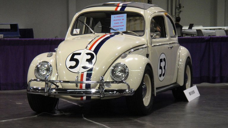 Volkswagen Beetle, "The Love Bug" и "Хърби: Зареден до дупка" 

Американската комедия от 1963 г. "The Love Bug" поставя в центъра на сюжета един необичаен избор за филмов автомобил – Volkswagen Beetle или, както му казваме на български, "Костенурка". Малката кола е различна от своите мото-събратя, защото има собствен характер, скрити под капака й. 

През годините Хърби се появява в редица филми, като последният е с участието на Линдзи Лоън и е от 2005 г. Тук няма впечатляващи специфики на колата или десетки конски сили, но за сметка на това Хърби има огромна душа, въпреки че е и малко своенравен. 
