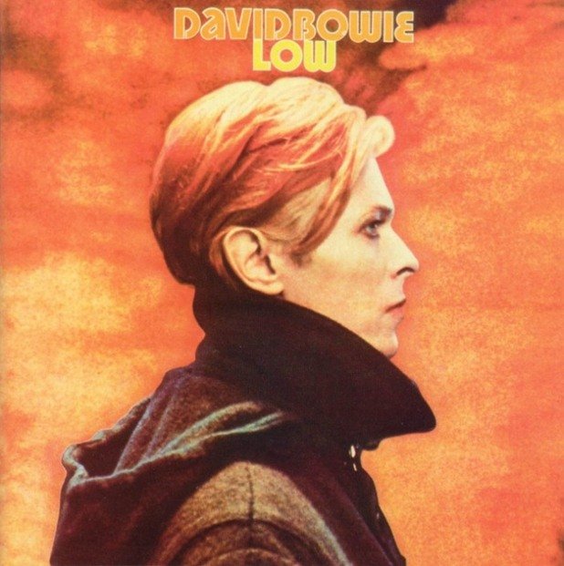 David Bowie – Low (1977)

Почти всяка от 70-тарските обложки на Дейвид Бауи представя негов фантастичен портрет. При т.нар. Берлинска трилогия всяка обложка изобразява Бауи с поглед, встрани от камерата.