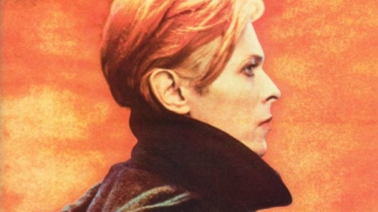David Bowie – Low (1977)
Почти всяка от 70-тарските обложки на Дейвид Бауи представя негов фантастичен портрет. При т.нар. Берлинска трилогия всяка обложка изобразява Бауи с поглед, встрани от камерата.