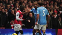 Венсан Компани от Манчестър Сити разтървава съотборника си Пабло Сабалета и Бакари Саня от Арсенал, които след секунди ще бъдат изгонени от съдията