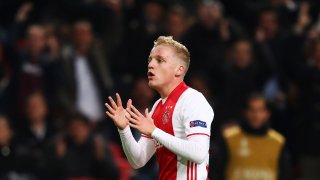 Вярва се, че Ван де Беек да пристигне на "Камп Ноу" за сума от около 35 милиона евро, която е доста приемлива за футболист с неговите качества.