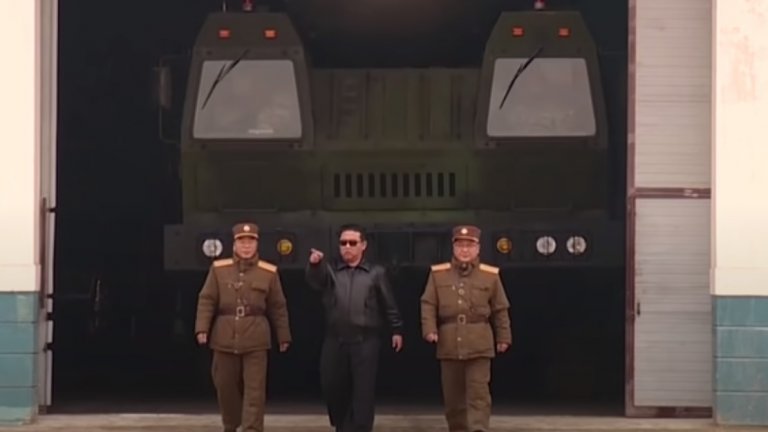 Като Том Круз в "Топ гън": Ким Чен-ун показа как изстрелва ракета