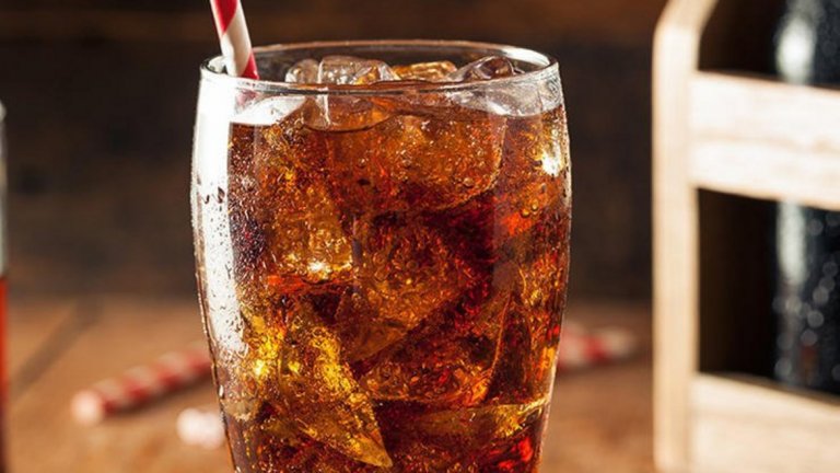 4. Газирани напитки. Каквито и да са, ще ви костват подуване в корема, болки и газове. Повечето от тях съдържат и натрий, който извлича водата от клетките на организма и затова ще бъдете дехидратирани. А ако сте фенове на диетичната кола, знайте че в нея има аспартам, който се свързва с мигрена, виене на свят, загуба на паметта, както и промени в настроението.
Заложете на студен зелен чай, който има множество благоприятни влияния.