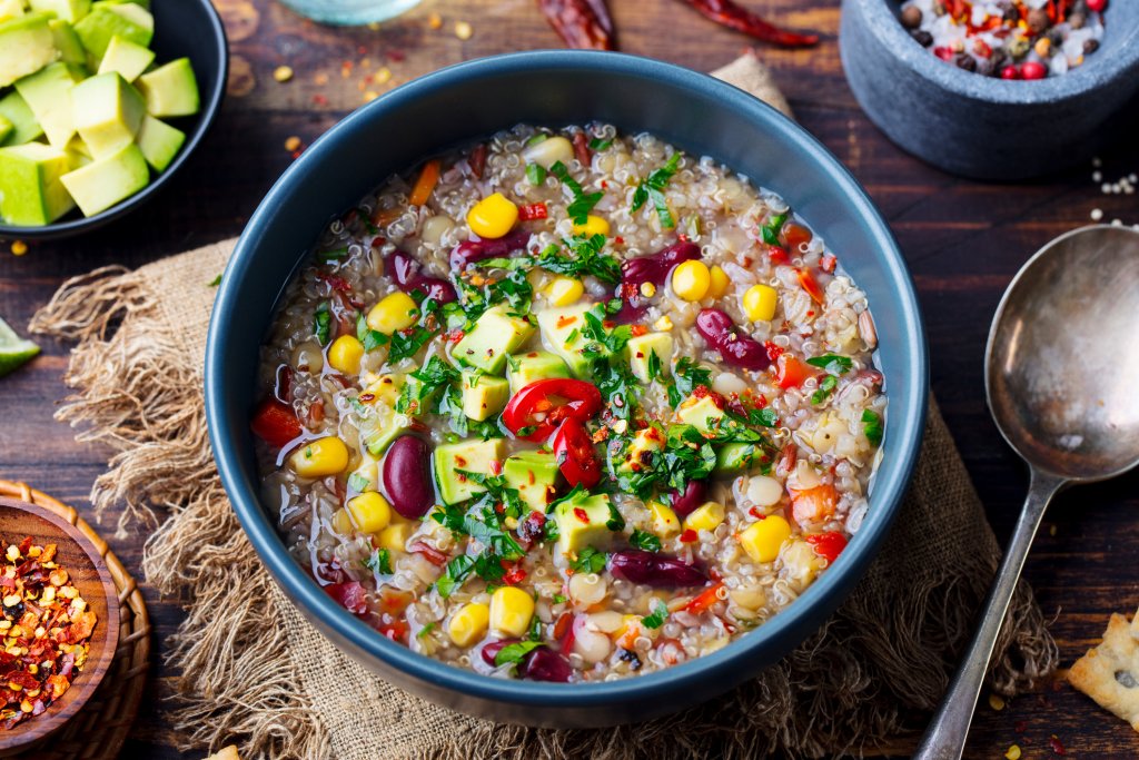 Зеленчукова супа с киноаС тази супа можете да развихрите фантазията си и да добавите каквито зеленчуци предпочитате, както и да експериментирате - киноа, дребна паста, по-едра паста… За най-базовия вариант запържвате лук и чесън в тенджера, след което добавяте морков и целина и овкусявате с черен пипер и сол. 
После прибавете спанак, домат на кубчета, тиквичка на кубчета, зелении по избор, една консерва червен боб и осем чаши бульон. Добавете и една чаша суха киноа. Изчакайте зеленчуците и киноата да омекнат и подправете с лимонов сок и куркума. Сервирайте топла, макар че е в кусна и студена.