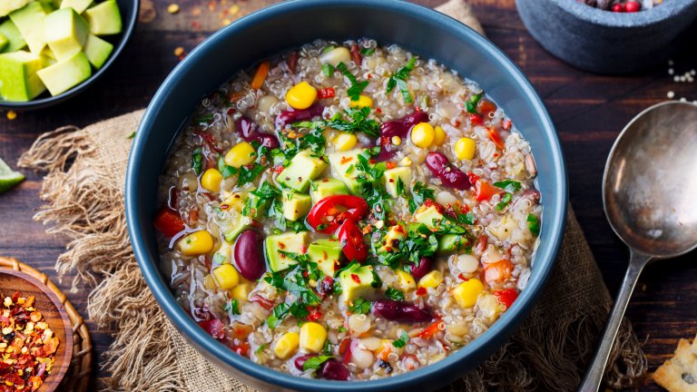 Зеленчукова супа с киноаС тази супа можете да развихрите фантазията си и да добавите каквито зеленчуци предпочитате, както и да експериментирате - киноа, дребна паста, по-едра паста… За най-базовия вариант запържвате лук и чесън в тенджера, след което добавяте морков и целина и овкусявате с черен пипер и сол. 
После прибавете спанак, домат на кубчета, тиквичка на кубчета, зелении по избор, една консерва червен боб и осем чаши бульон. Добавете и една чаша суха киноа. Изчакайте зеленчуците и киноата да омекнат и подправете с лимонов сок и куркума. Сервирайте топла, макар че е в кусна и студена.