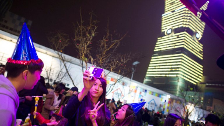 В столицата на Тайван Тайпе посрещнаха новата година със селфи на площада