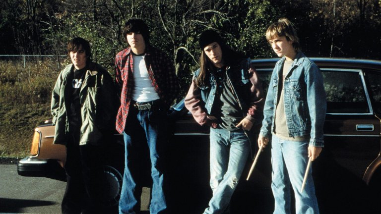Detroit Rock City / "Време за рок"
През 1978 г. Кливланд, Охайо, четирима бунтовни тийнейджъри - Хоук, Лекс, Трип Веруди и Джеремия „Джем“ Брус - свирят в трибютна група на Kiss, наречена Mystery. Когато любимата им банда обявява концерт в Детройт, те живеят за това и дори успяват тайно от родителите си да се сдобият с билети за шоуто. Надеждите им обаче се провалят катастрофално, когато религиозно консервативната майка на Джем открива билетите за концерта и ги изгаря, заплашвайки да прехвърли сина си в католически интернат. Дали това ще спре четиримата тийнейджъри? Едва ли, за тях борбата да се доберат до концерта само става още по-забавна.