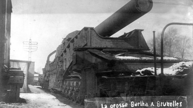 Дебелата Берта
Едно от Wunderwaffe (нем. "оръжие чудо") на германските въоръжени сили на ХХ век, дошло от оръжейните заводи на Алфред Круп. Оръдието е имало размерите на триетажна сграда и е хвърляло в ужас противниците на Германия. Само един снаряд за него тежал 820 килограма, които оръдието изстрелва със скорост 400 м/с на разстояние около 13 км. Оръдието е предназначено за унищожението на особено здрави укрепления на противника. Дебелата Берта била направена в 2 варианта - полустационарен и мобилен, като мобилната форма на оръдието тежала 42 тона и германската армия използвала парни локомотиви, за да го придвижва.  