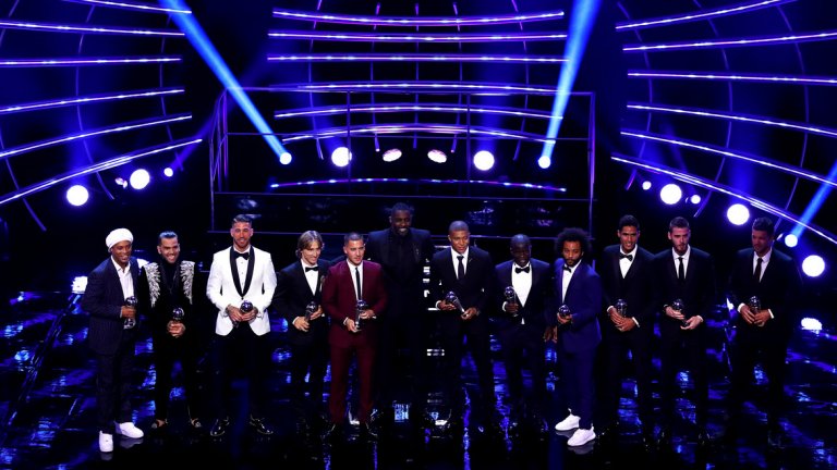 Идеалната единайсеторка на ФИФА се събра на сцената, но на церемонията ги нямаше двамата големи - Меси и Роналдо