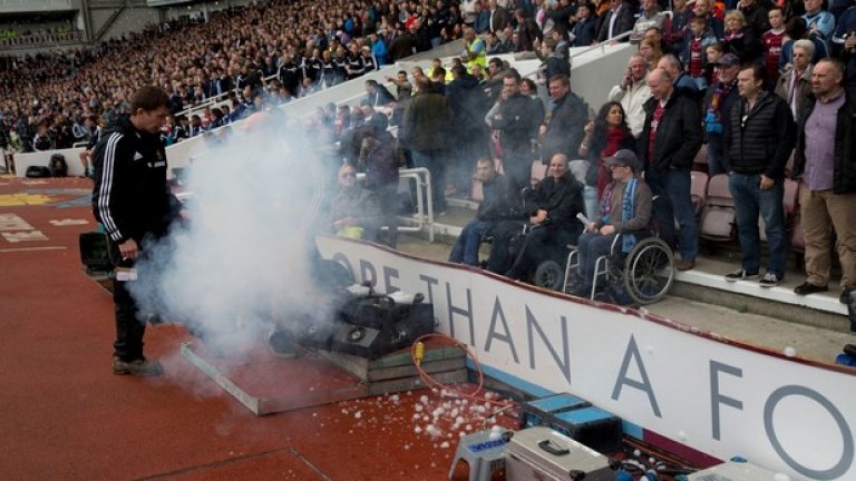 25 октомври: Машината за балончета изпуши на "Ъптън Парк" и традиционният химн на Уест Хем "I`m forever blowing bubbles" този път мина без хилядите мехурчета във въздуха. Случката бе преди мача с шампионите от Сити.