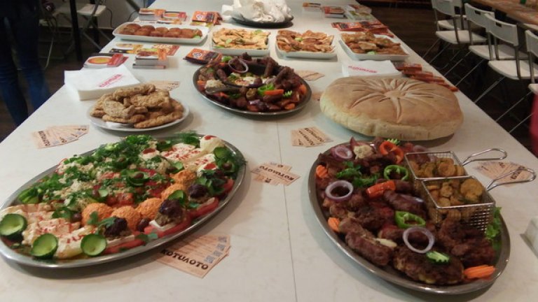 По време на откриването на кампанията петима готвачи представиха традиционни за своите места храни