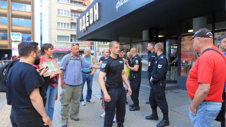 "Простакът се осмива с ирония. Деактивира се обаче със закони", пише Мария Касимова-Моасе