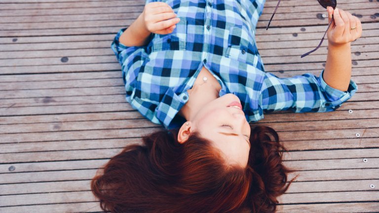 Карирана риза
Небрежна и удобна тази риза си е вечна класика. Силно напомняща за 90-е години, тя също пътува през времето и се превръща във вечна класика и то независимо от сезона. Вързана на кръста през лятото или облечена под широк пуловер през зимата – няма никакво значение, защото карираната риза си е винаги на мода.