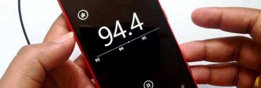 FM радио

Един от големите минуси на повечето флагмани на пазара през последните години е липсата на FM radio. Това е така поне за една група хора, които знаят, че онлайн радиото хаби много повече батерия, че 4G-то не расте по дърветата (и няма обхват навсякъде) и че едно време и Нокиите с фенерче имаха радио.

Радио никога не е имало нито в iPhone нито в Nexus, а Samsung го зарязаха от S3 насам и това е малко жалко. Дали е заради цената? Липсата на място? Във всеки случай спортните фенове, феновете на Кирил Вълчев и хората, които просто искат да слушат музика от някоя честота заслужават завръщане на радиото, което работи и без да трябва да търсите онлайн стриймове и странни приложения.
