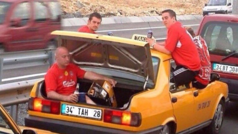 Феновете на Ливърпул пътуват за финала в Истанбул през 2005-а. Само ако знаят какво ги очаква...