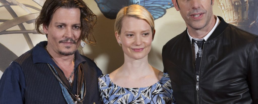 В новата версия на "Алиса в Огледалния свят" фантастичната героиня на Луис Карол категорично не е дете - в реалността австралийската актриса в ролята на Алиса - Миа Вашиковска (в средата), която е на 26 години