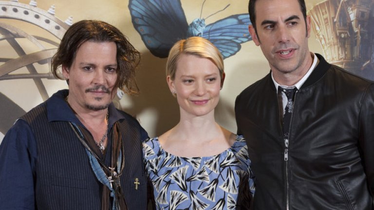 В новата версия на "Алиса в Огледалния свят" фантастичната героиня на Луис Карол категорично не е дете - в реалността австралийската актриса в ролята на Алиса - Миа Вашиковска (в средата), която е на 26 години