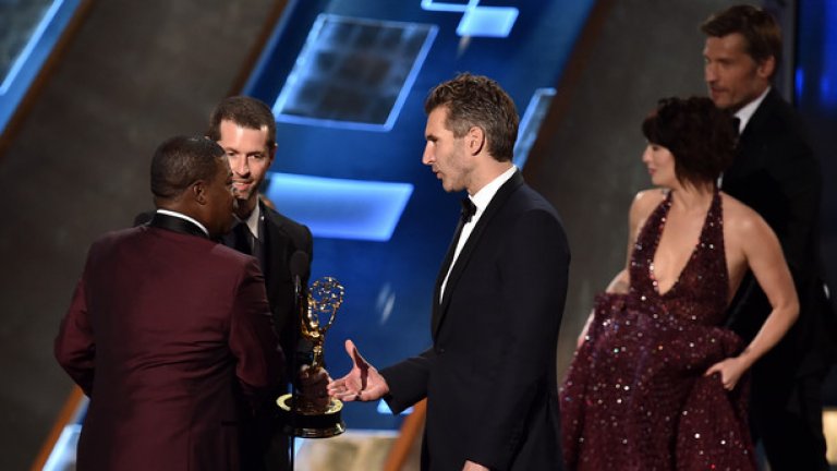 Актьорът Трейси Морган дава наградата за най-добър драматичен сериал на Дейвид Бениоф и Ди Би Уайс - сценаристи и изпълнителни продуценти на Game of Thrones