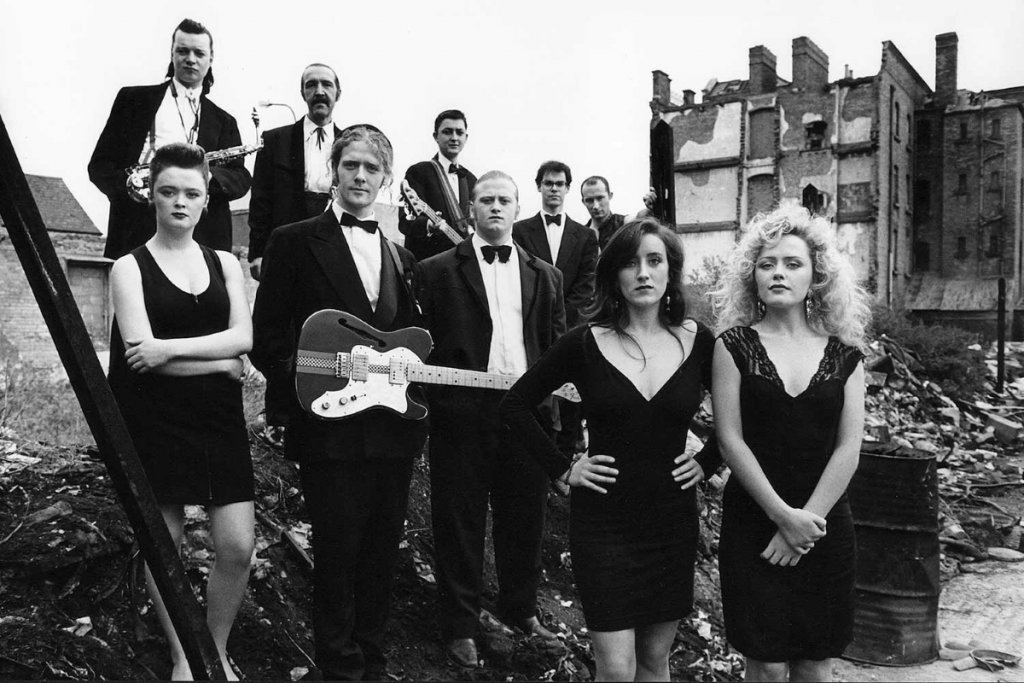 The Commitments
Действието на комедията се развива в Северен Дъблин, където младият безработен Джими Рабит (Робърт Аркинс) решава да формира соул банда, съставена изцяло от членове на ирландската работническа класа. Джими пуска обява в местния вестник, прави прослушвания в дома на родителите си и в крайна сметка успява да събере банда. След като си купуват инструменти от черния пазар, групата е готова да репетира и да изнесе първия си концерт в местната църква. Талантът им е изпратен с овации, но с нарастването на славата им, напрежението в групата започва да се увеличава.