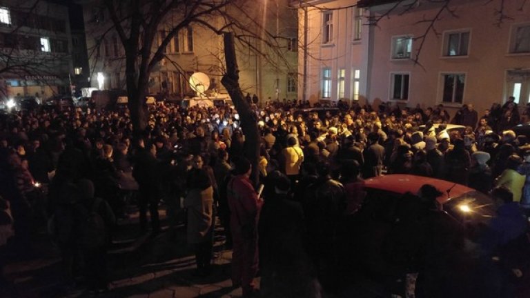 Те скандираха "Убийци, убийци"