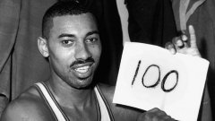 Уилт Чембърлейн, мит в баскетболаЧембърлейн и до днес държи един от най-великите рекорди в спорта - 100 точки в един мач от НБА. Вкарва ги за Филаделфия срещу Ню Йорк (169-147) през 1962-ра. Уилт е притежател на още пет недостижими рекорда в лигата, а номерът на гърба му не му носи нещастие, а... точно 13 избирания в Мача на звездите.
