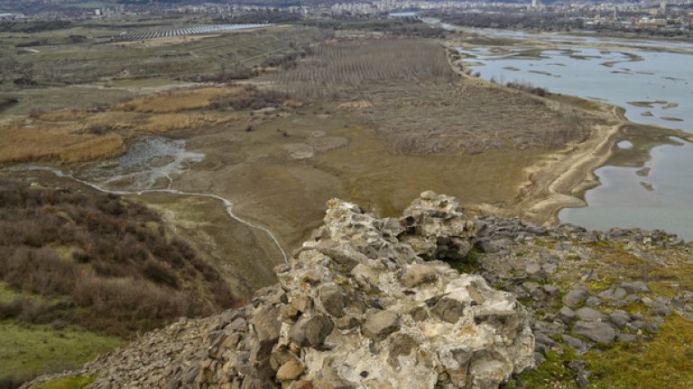 И все пак красотата на това живописно място не може да бъде скрита от купищата боклуци, разпилени край него.