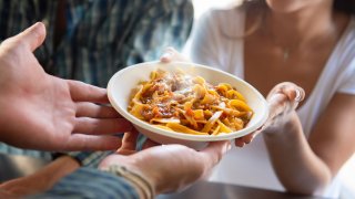 Спагетите и техните събратя като талиателите, пеннето и конкилионите изненадващо или не чак толкова си подхождат страхотно с есенни находки като разнообразни видове гъби, тиква, броколи, карфиол и нахут.
А в галерията ще видите осем точно такива бързи, лесни и есенни рецепти с паста, които да изпробвате тази седмица: