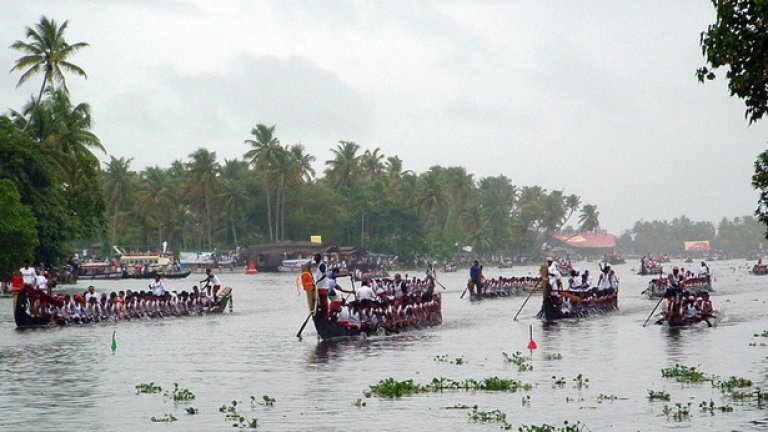 Надпреварата за трофея „Неру“ (8 август)
Надбягването с лодки в Индия е всяка година на втората събота от месец август. Неособено спокойните води на езерото Пунамада са домакин, а състезанието е зрелище. Лодките са дървени, имат змийски и лъвски глави на носа, а край водите стотици си устройват целодневни гуляи с прясно уловена риба, танцуват и пеят - това е шоуто на годината за местните.