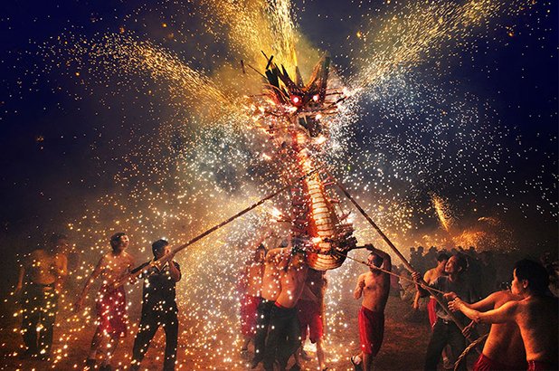 Honk Kong National Award: “Fire Dragon", от Чи Хунг Чеунг