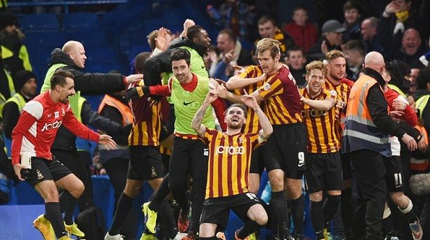 Играчите на Брадфорд се радват след историческия триумф над Челси в турнира за Купата на ФА