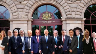 14 от кандидатите са издигнати от партии, а 10 - от инициативни комитети