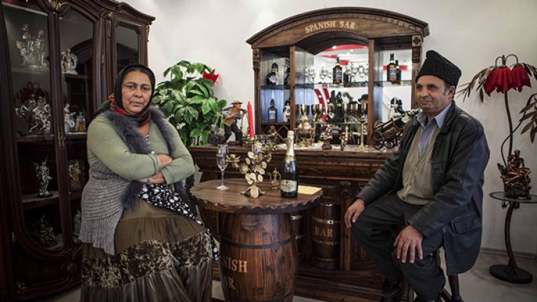 Корнели и мъжът й позират в дневната си: "Решихме да построим къщата преди 17 години. Само стените отнеха 4 години".