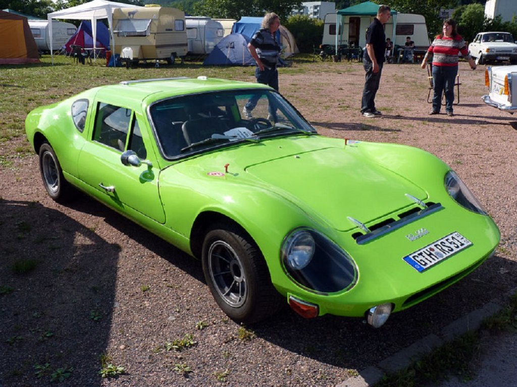Melkus RS 1000
Тази кола е наричана „комунистическото Ferrari” и още на пръв поглед става ясно защо. Всъщност родината на Melkus е Източна Германия, която явно се е вдъхновила от италианските си колеги - вратите на RS 1000 дори се отварят нагоре, а не настрани. Автомобилите са кръстени на автомобилния състезател Хайнц Мелкус, под чието ръководство са произведени точно 101 такива модела.
Представянето на пътя на Melkus RS 1000 обаче далеч не е особено спортно - той разполага със 70 конски сили и може да вдигне до 170 км/ч (трудно). През 2009 г. е направен опит за възраждане на бранда като в автомобила е монтиран двигател от Toyota, но нито инвеститори, нито купувачи проявяват особен интерес.