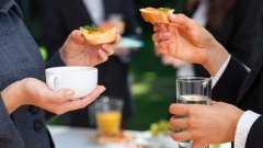 Бонбоните са за отбиване на номера, но на баница ще се зарадват всички