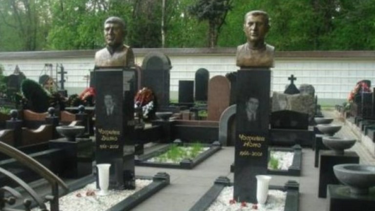 Мраморът е за другите мафиоти, искаме бюст, като някой писател.