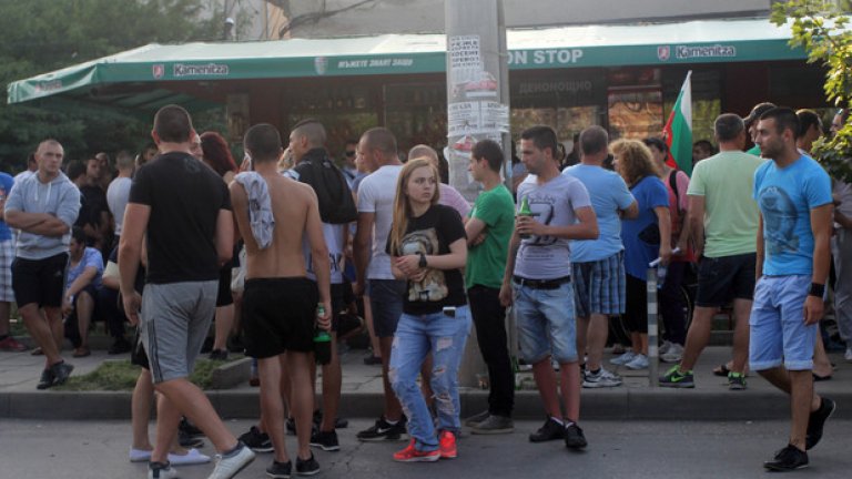 Жителите на "Орландовци" до момента са събрали 600 подписа за изселването на ромите