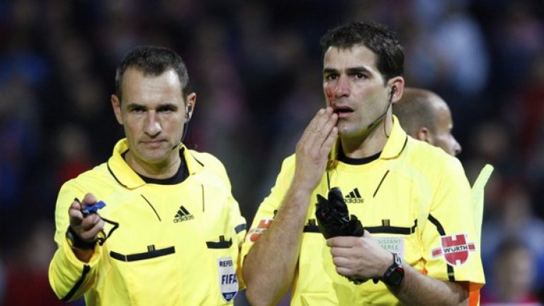 Реферът Хавиер Агилар Родригес бе ударен с хвърлен от трибуните предмет и колегата му Клос Гомес взе решение да прекрати двубоя между Гранада и Майорка