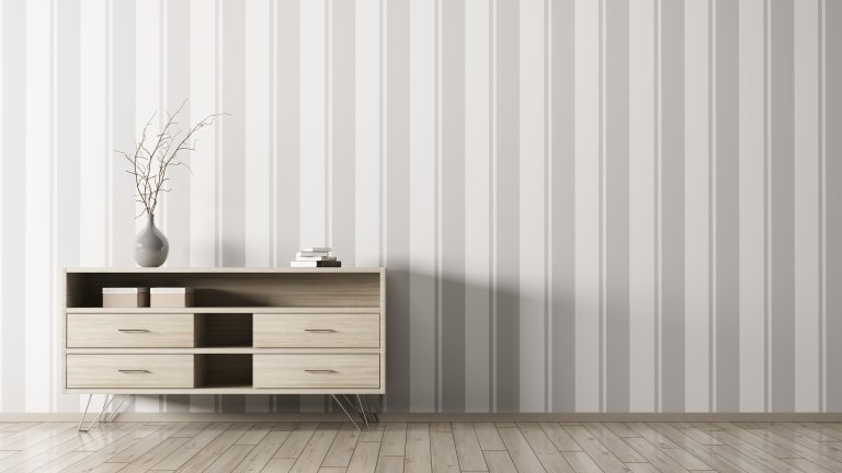 Тапети на райетаРайетата в пастелни цветове изглеждат стилни и ненатрапчиви, но имат едно по-голямо предимство - правят стените да изглеждат по-високи и така стаята ни се струва по-просторна. Светлите раирани тапети си отиват дори със студения скандинавски дизайн, в който властва минимализмът.