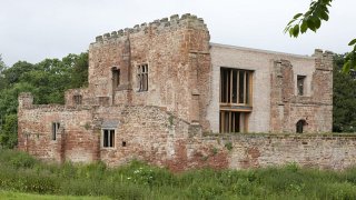 Къща, вмъкната в замък, спечели архитектурната награда "Стърлинг"