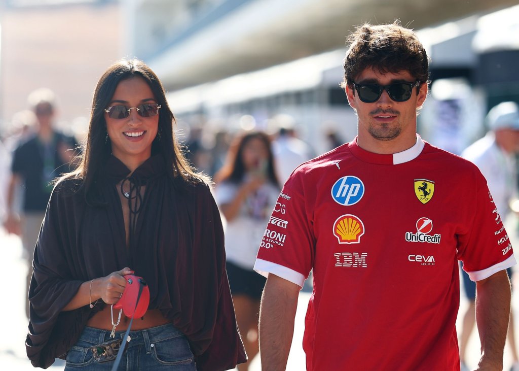 Шарл Льоклер и Александра Сент Мльо

Звездата на Ferrari във Формула 1 Шарл Льоклер и неговата половинка Александра Сент Мльо направиха следващата крачка в отношенията си в края на 2025 г. Двамата избраха романтичния Лазурен бряг за съдбоносното „Да“. Александра, която спечели сърцата на феновете със своя изтънчен стил, е плътно до Шарл в най-важните му състезания. Годежът им беше отпразнуван в тесен кръг в Монако, далеч от камерите, но с много стил.