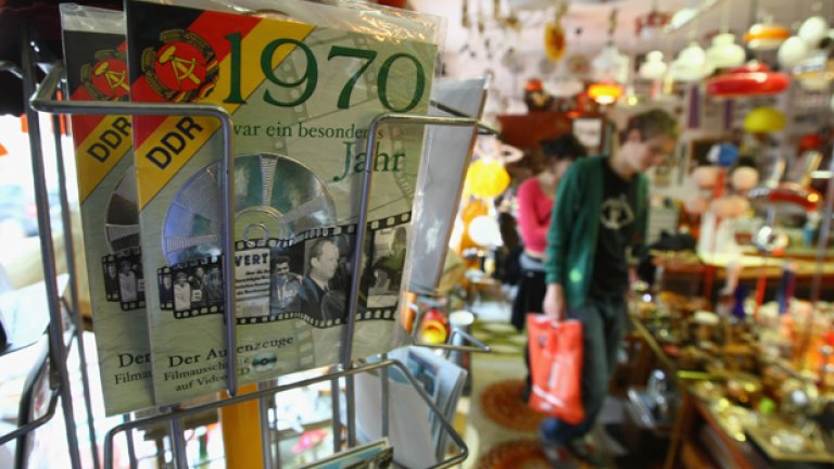 В Берлин е пълно с подобни туристически магазинчета, продаващи сувенири от ГДР