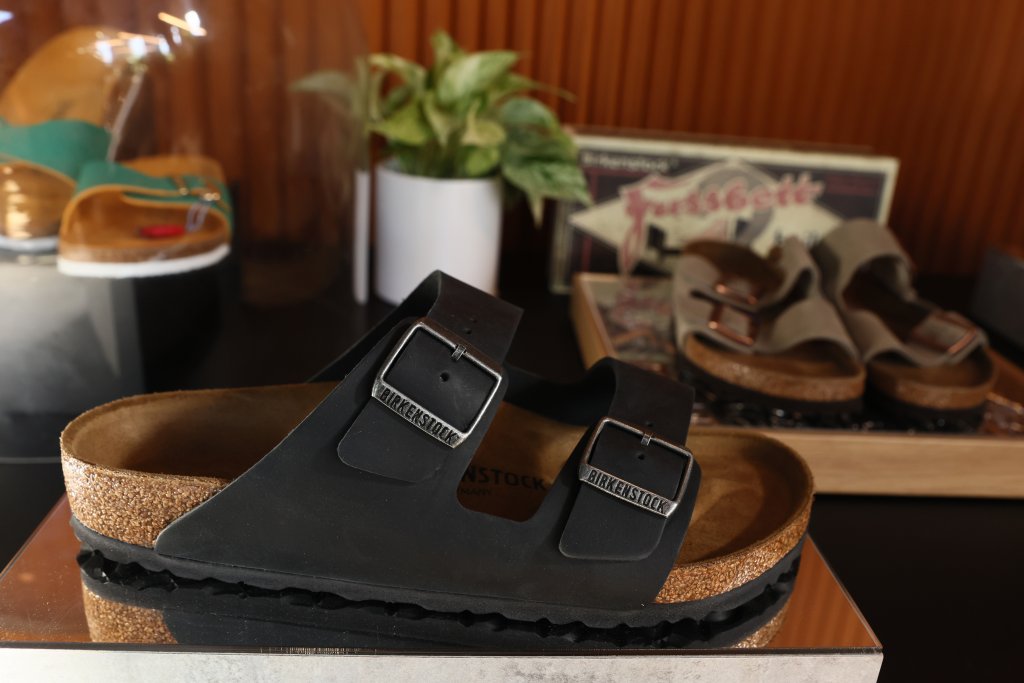 BirkenstockТе отново са тук и дори не е нужно да са точно с марката Birkenstok. Говорим за сандалите с дебела коркова подметка, идеална за града, и големи комфортни катарами. Вече ги има при много брандове и можем да изберем модел с пух или в интересен цвят, за да сме по-екстравагантни.