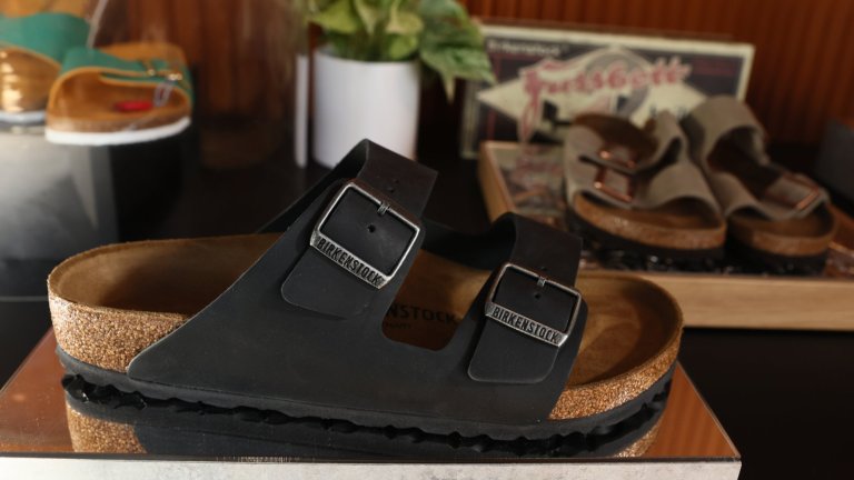 BirkenstockТе отново са тук и дори не е нужно да са точно с марката Birkenstok. Говорим за сандалите с дебела коркова подметка, идеална за града, и големи комфортни катарами. Вече ги има при много брандове и можем да изберем модел с пух или в интересен цвят, за да сме по-екстравагантни.