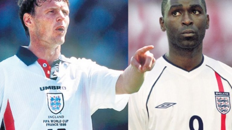 Теди Шерингам и Анди Коул
Анди Коул няма проблем да разкаже защо не може да понася Шерингам. Всичко започва през 1995 г., когато Коул влиза като резерва в своя дебют за Англия и заменя именно Шерингам. В този голям момент за младия нападател, далеч по-опитният му колега просто го подминава, без въобще да го погледне и да се здрависа с него. "Колко много хора току-що видяха как Теди Шерингам се отнася така с мен", помислил си Коул. "Бях засрамен и объркан. От този момент знаех, че той не е за мен".
По-късно двамата нападатели станаха съотборници и в Манчестър Юнайтед и даже спечелиха прочутия требъл през 1999-а, но по това време въобще не са си говорели. "С години играхме заедно, вкарахме доста голове, но никога не съм му казал и една дума", обясни Коул през 2010-а. Шерингам също признава, че двамата не са се разбирали изобщо, но разказва, че години по-късно все пак са се помирили, след като са се срещнали случайно в нощен клуб.