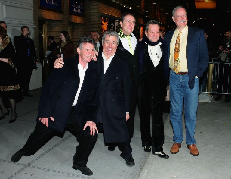 Част от "Монти Пайтън" на премиерата на "Спамалот". От ляво надясно: Майкъл Пейлин, Тери Джоунс, Ерик Айдъл, Тери Гилиъм и Джон Клийз. 