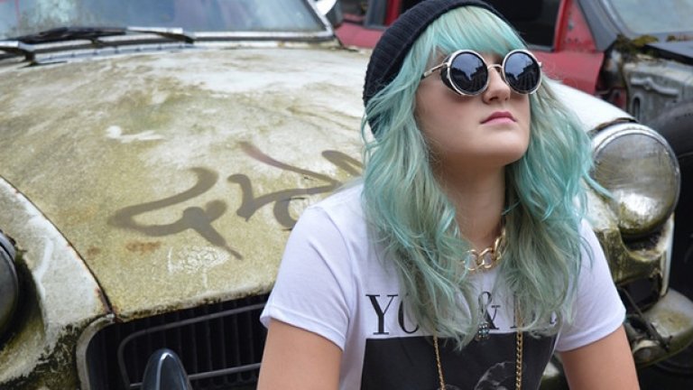 Софи учи song writing в университета, което, както самата тя каза, не се учи