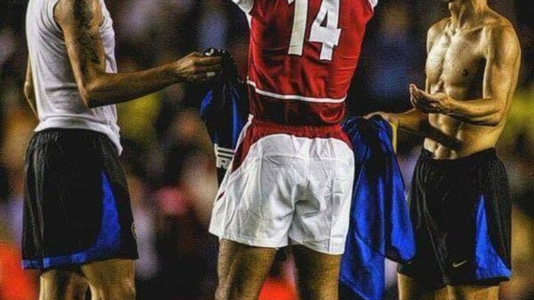 Когато Марко Матераци и Хавиер Санети не успяха да се разберат кой да прибере фланелката на Тиери Анри.